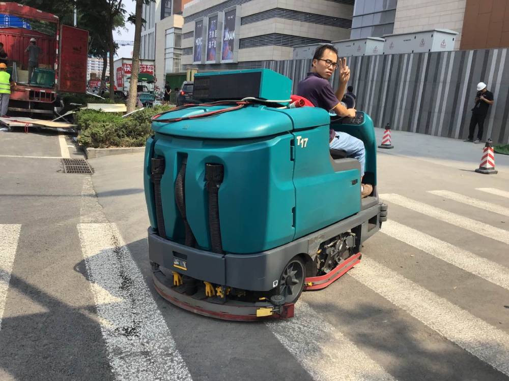 駕駛式洗地機的性能特點是什么？
