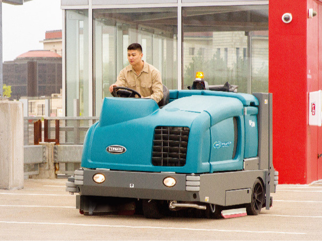 新能源車間地面清潔高手來也！且看它如何發(fā)揮實力！