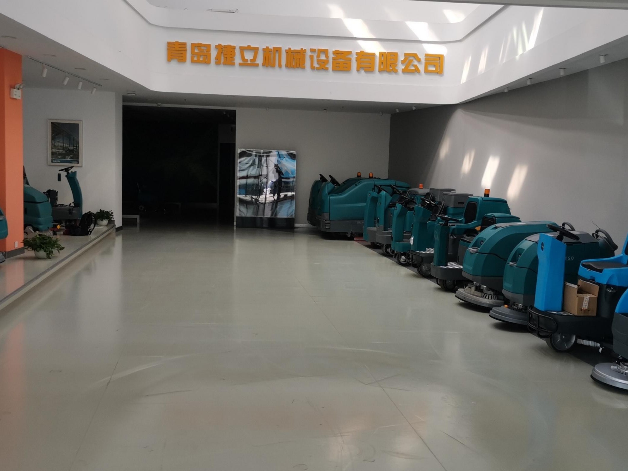 光電企業(yè)為什么需要使用洗地機(jī)？