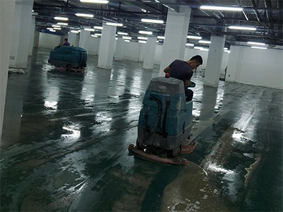 青島某小區(qū)地下車庫進水，租賃坦能駕駛式洗地機T17、T7救場