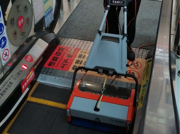 站著就能“輸出”？來(lái)看這場(chǎng)商超自動(dòng)扶梯清潔大作戰(zhàn)