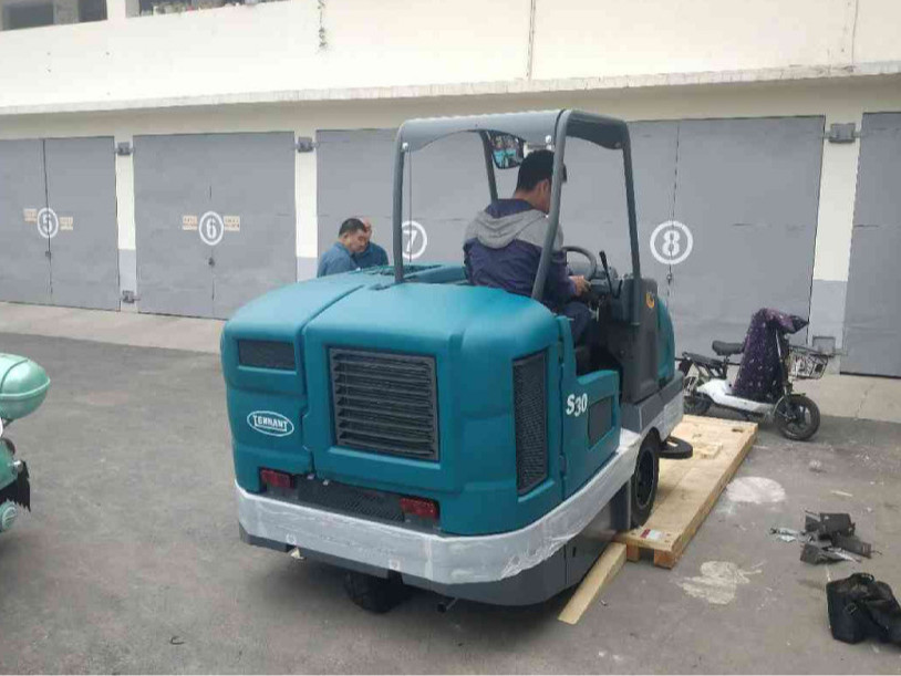 冬季猛降溫，環(huán)衛(wèi)掃地機要注意哪些問題？