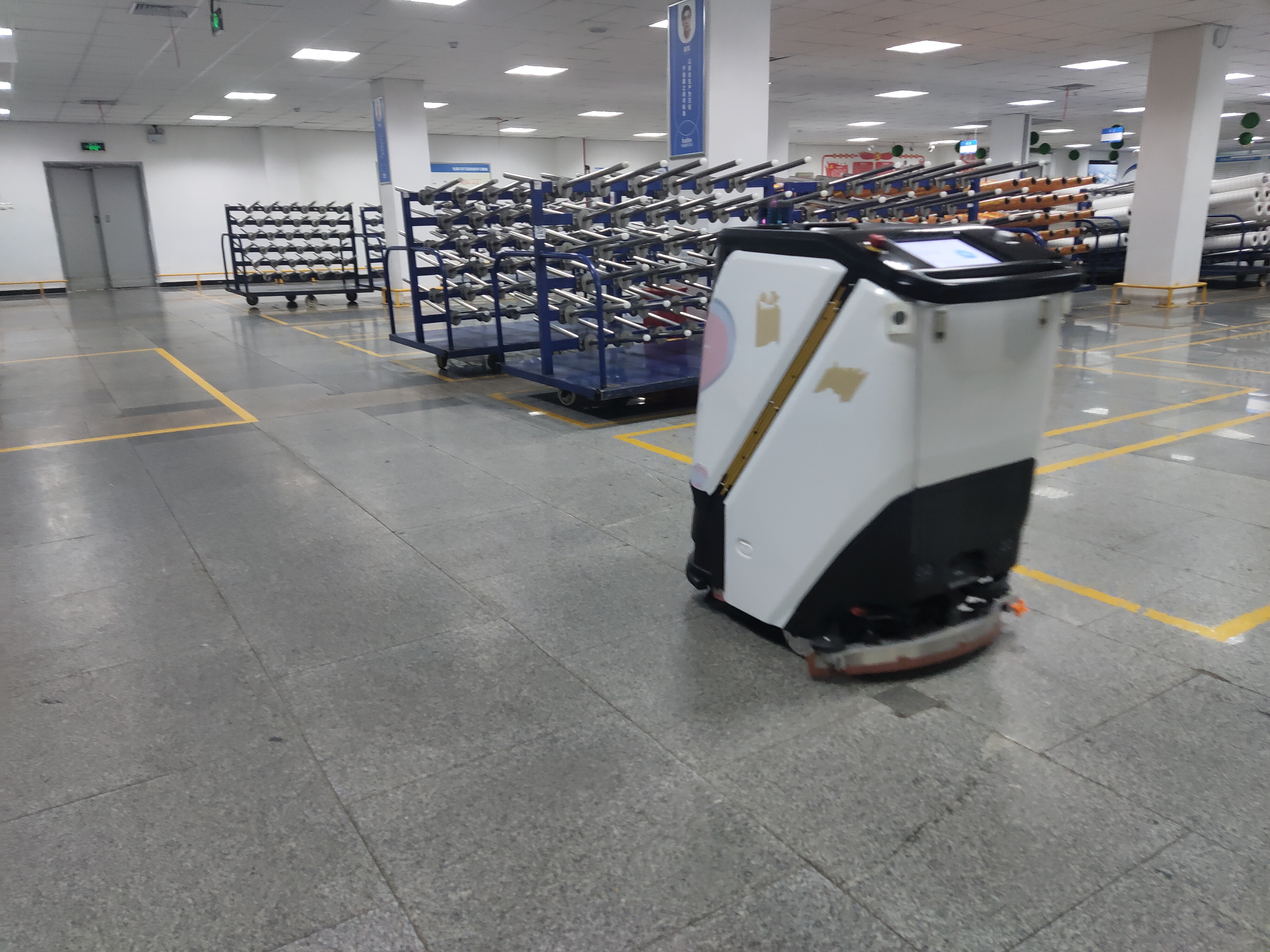 工業(yè)智能洗地機：工廠環(huán)氧地坪清潔的得力助手