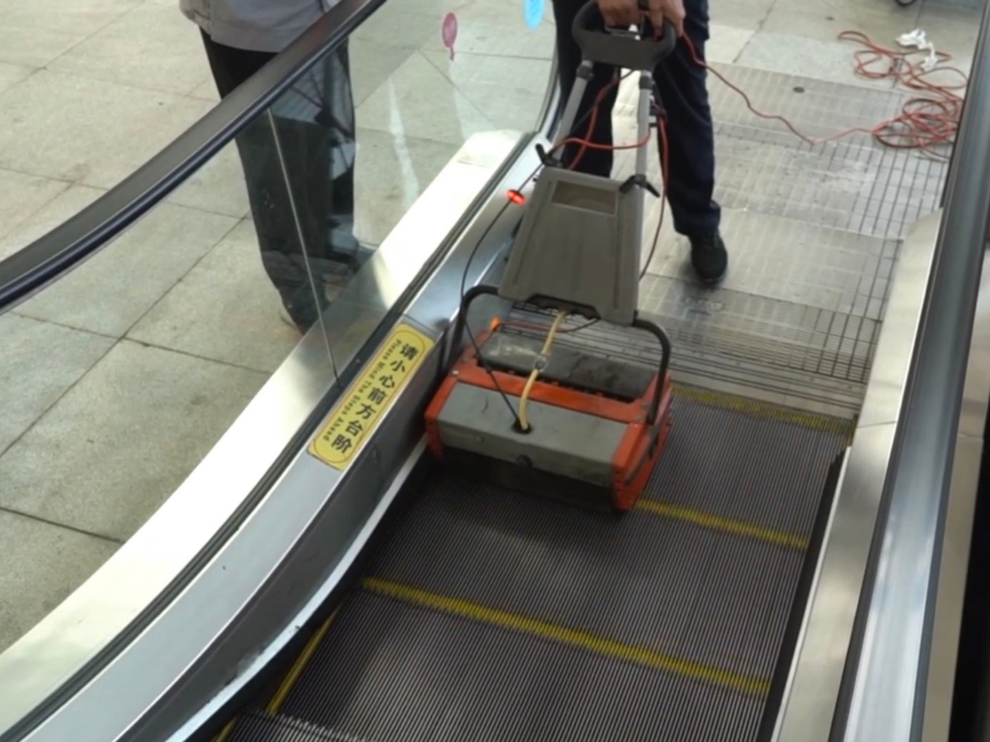 扶梯清洗機(jī)高鐵站演示實(shí)例( 三) 扶梯清洗機(jī)高鐵站演示實(shí)例( 三)