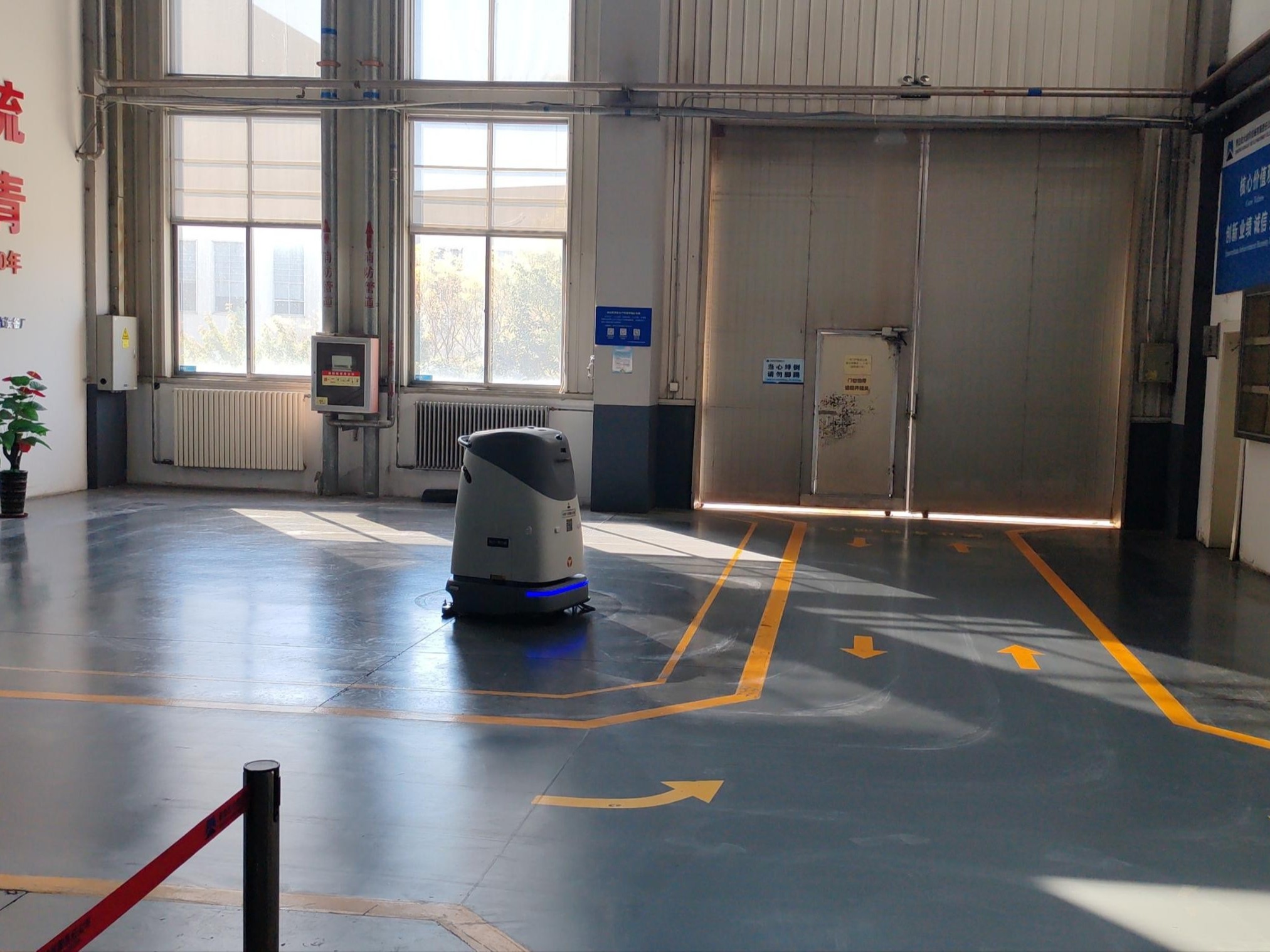 沖壓車間油污難題不用愁！坦力無(wú)人機(jī)器人守護(hù)整潔與安全